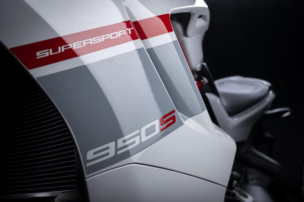 2023 Stripe Livery Ducati SuperSport 950 S 5