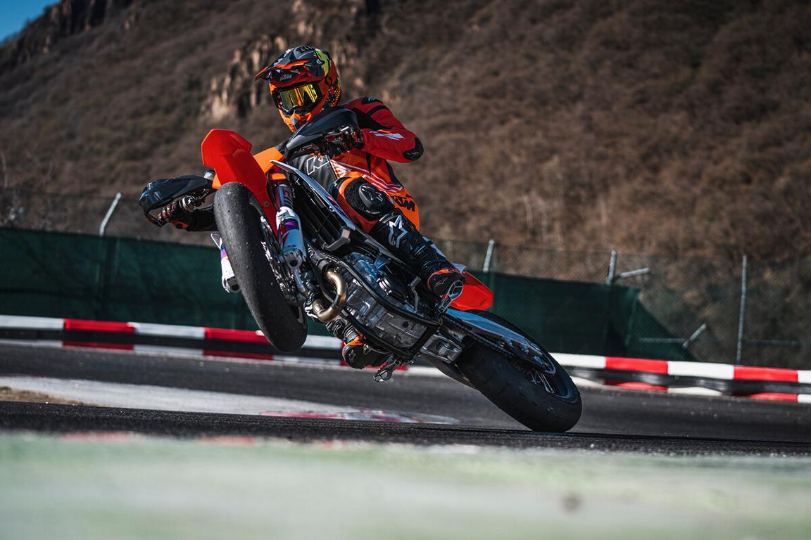 The ultimate supermoto - the 2024 KTM 450 SMR is here!