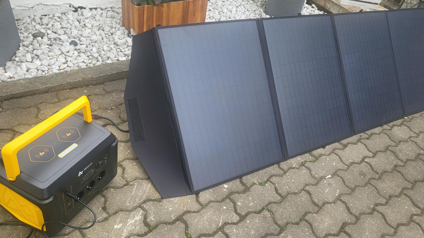 Power station for the balcony: Alpha ESS BlackBee1000 Portable Power Station & SP200 solar panel in the test!