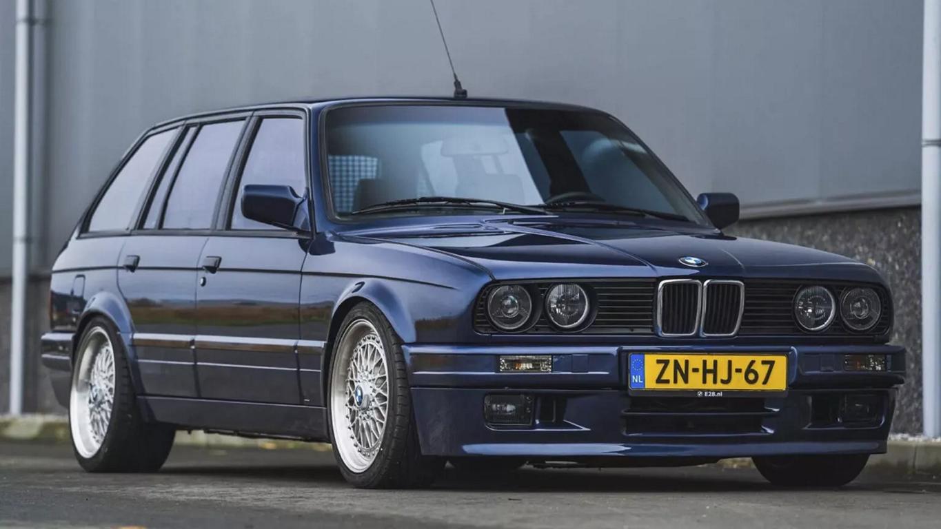 BMW E30 Touring (3 Series) with 2,8-liter M52 six-cylinder!