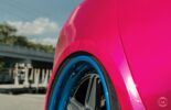 ¡Tela rosa Model S a cuadros sobre ruedas forjadas Vossen!