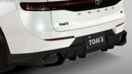 Toyota Crown 2023 du tuner Tom's avec kit carrosserie et échappement sport!
