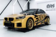 BMW M2 in Hot Wheels-stijl met gouden velgen en folie