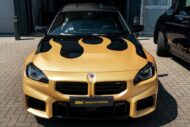 BMW M2 in Hot Wheels-stijl met gouden velgen en folie