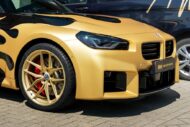 Hot Wheels estilo BMW M2 con llantas doradas y láminas