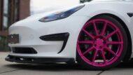 Diepe Tesla Model 3 op 20 inch Project 2.0 velgen in roze!