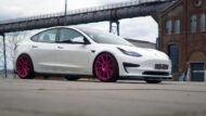 Tiefes Tesla Model 3 auf 20 Zoll Project 2.0-Felgen in Pink!