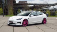 Diepe Tesla Model 3 op 20 inch Project 2.0 velgen in roze!