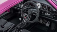¡Gunther Werks volante a la derecha Porsche 911 (993) en rosa en Goodwood!