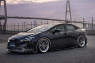 2023 Toyota Prius mit Kuhl Racing &#8222;KR-60PRR&#8220;-Bodykit!