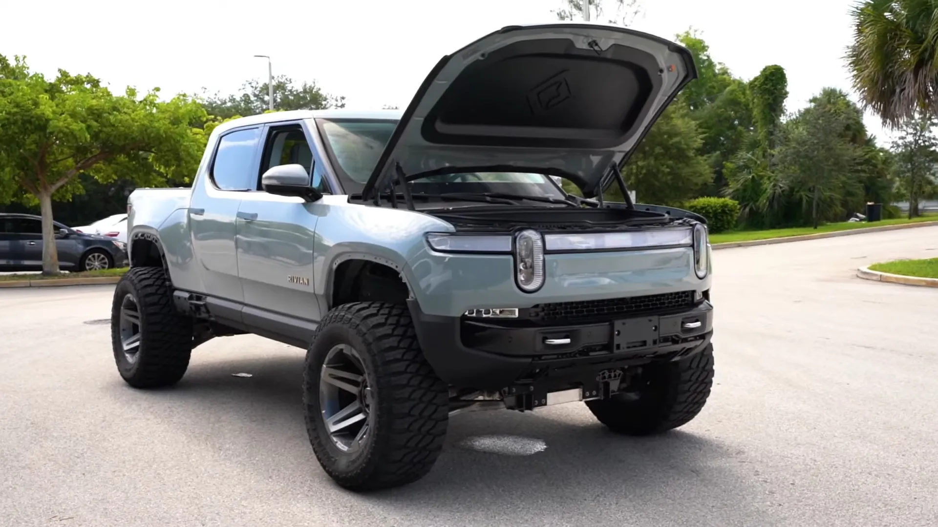 Rivian R1T with lift kit: electric pickup has 38 inch off-road tires!