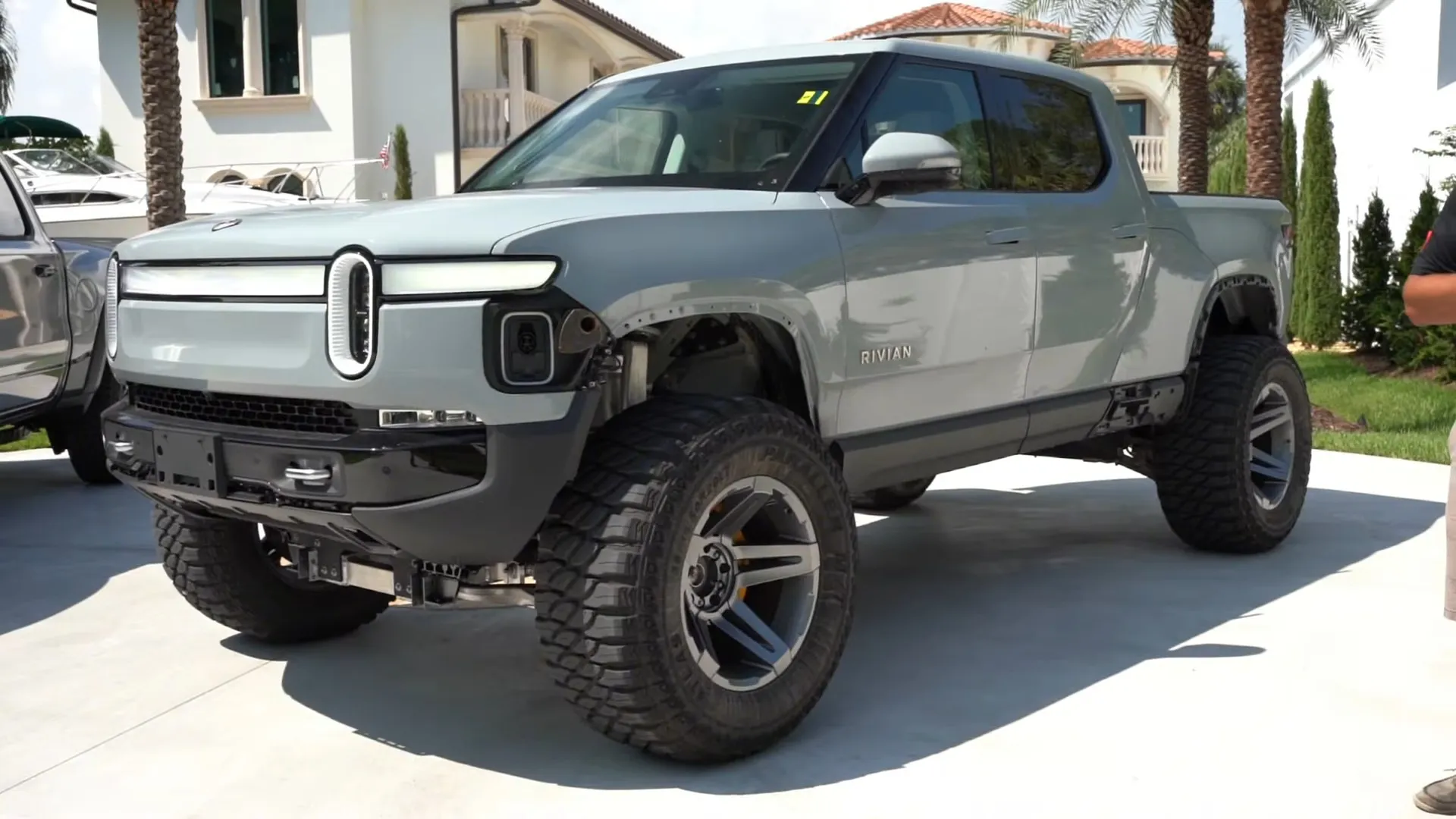 Rivian R1T with lift kit: electric pickup has 38 inch off-road tires!