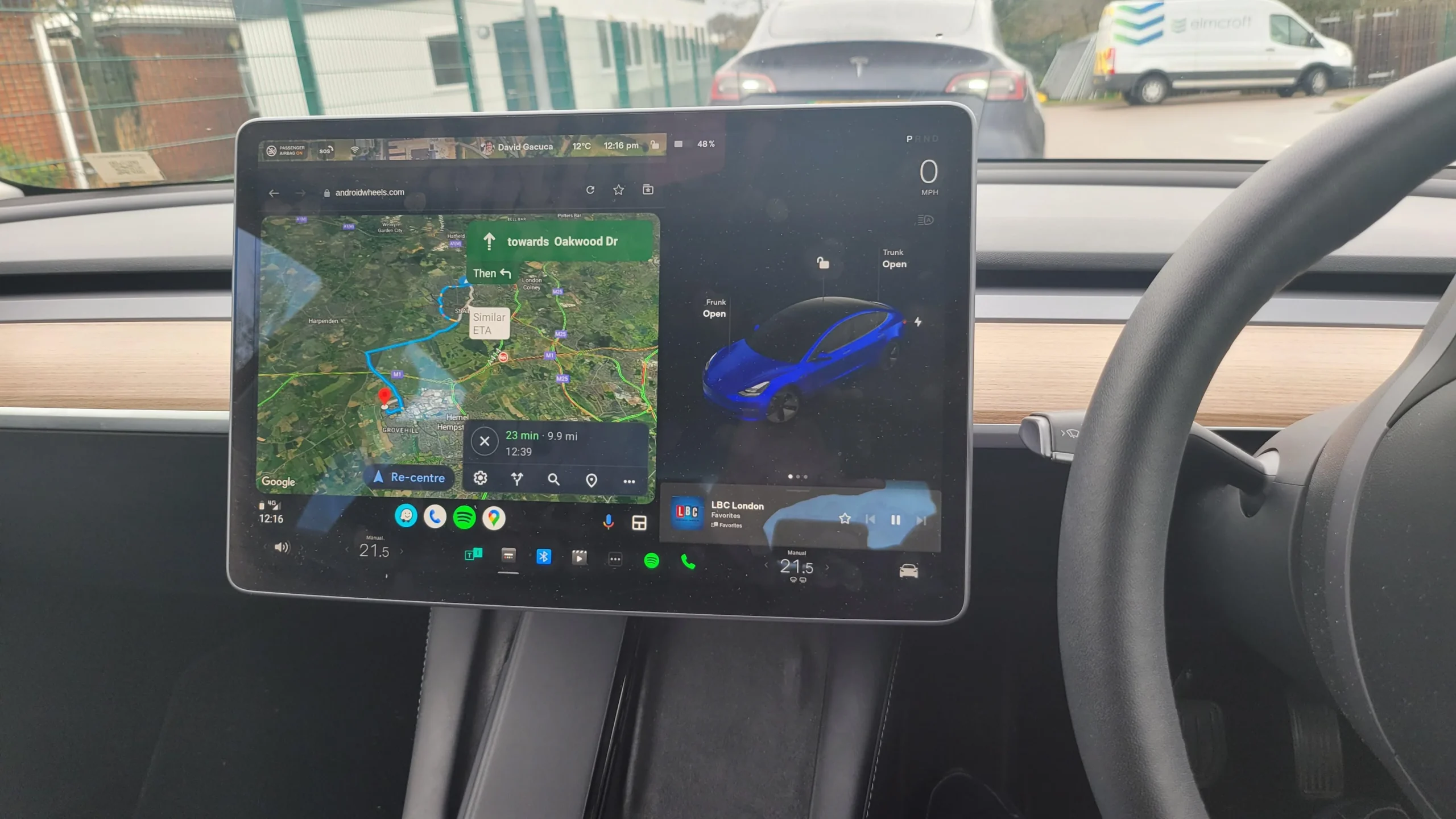Ein Tesla mit Android Auto? Das sind die Möglichkeiten!