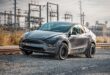 2023 Tesla Model Y mit Offroad-Felgen von Unplugged Performance!