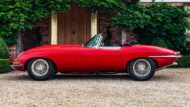 Een klassieke Jaguar E-Type als eerbetoon aan Enzo Ferrari van Helm!