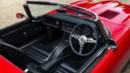 Een klassieke Jaguar E-Type als eerbetoon aan Enzo Ferrari van Helm!