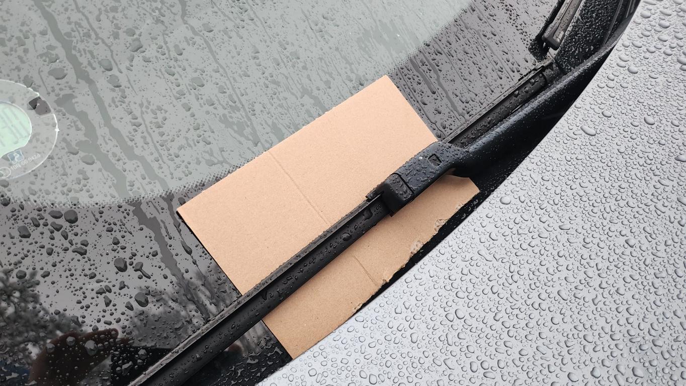 Carton dans la voiture : L’astuce hivernale simple pour avoir une vue dégagée !
