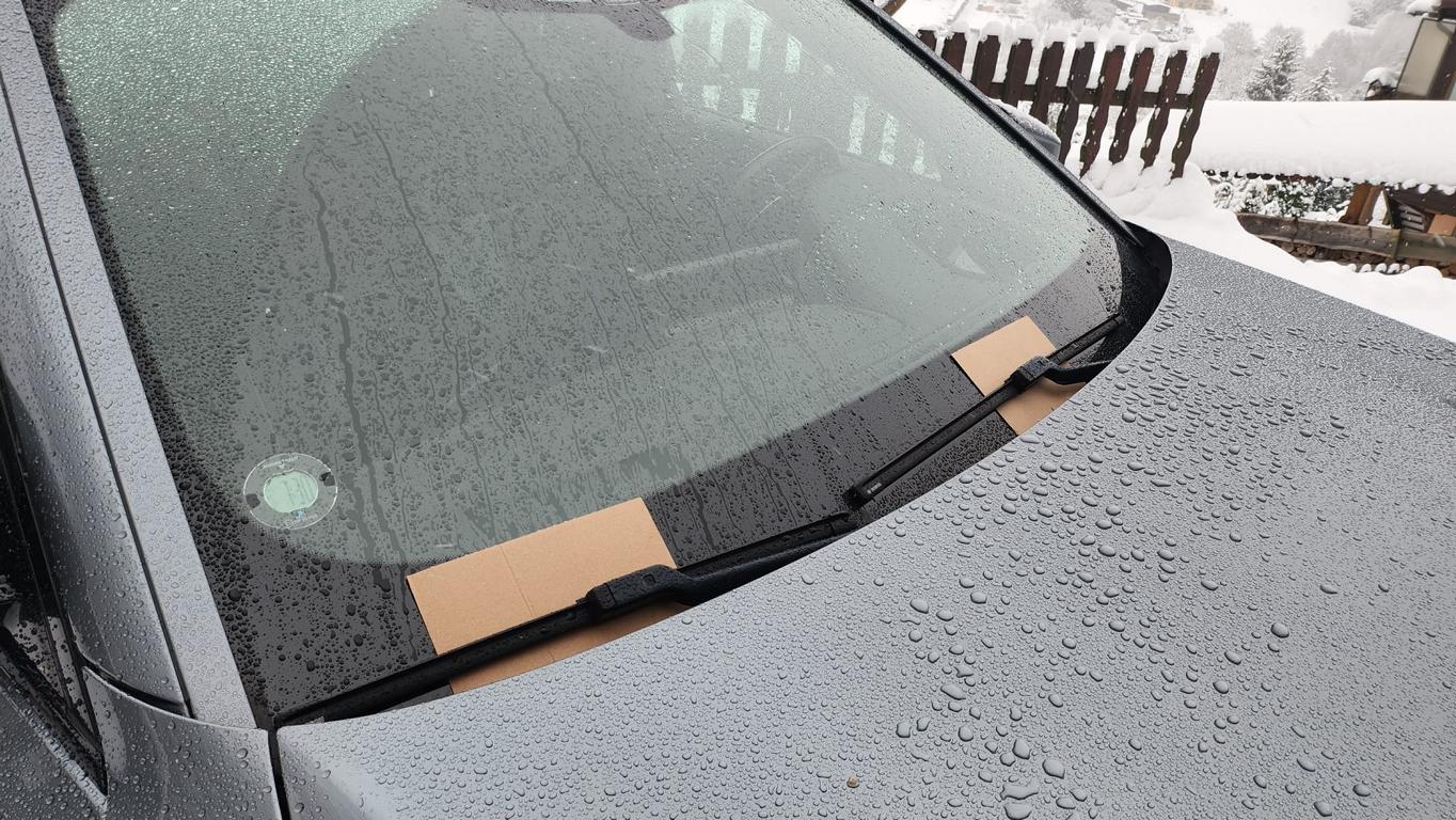 Cardboard box in the car: The simple winter trick for a clear view!
