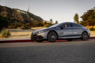Mercedes mit türkisfarbenen Leuchten für autonomes Fahren!