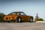 Zanger Porsche 911 in Namibië Geel: Restomod kunstwerk!