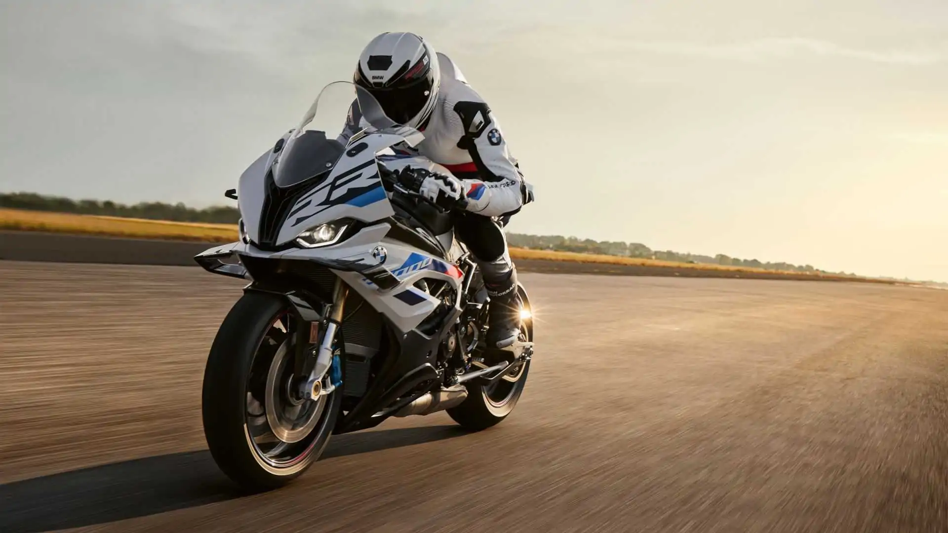 Revolution on the racetrack: active motorcycle aerodynamics from BMW!