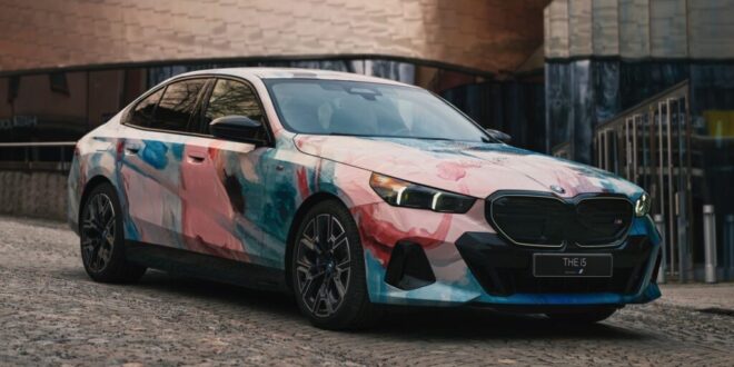 Sztuka uliczna na kołach: BMW i5 Art Car autorstwa Katrin Westman!