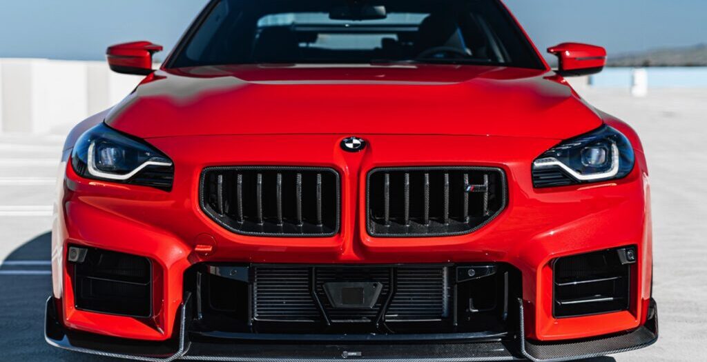 BMW M2 (G87) rouge vif avec kit carrosserie en carbone d'ADRO !
