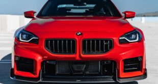 BMW M2 (G87) rosso brillante con kit carrozzeria in carbonio di ADRO!